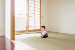 畳と赤ちゃんは相性抜群 育児に和室がおすすめである4つの理由と注意点 和室の豆知識